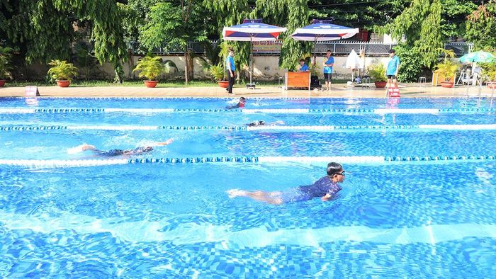 Các em học sinh thực hành kỹ năng tự bảo vệ trong môi trường nước tại hồ bơi Trường Tiểu học Chu Văn An (phường Bình Thạnh, TPHCM)