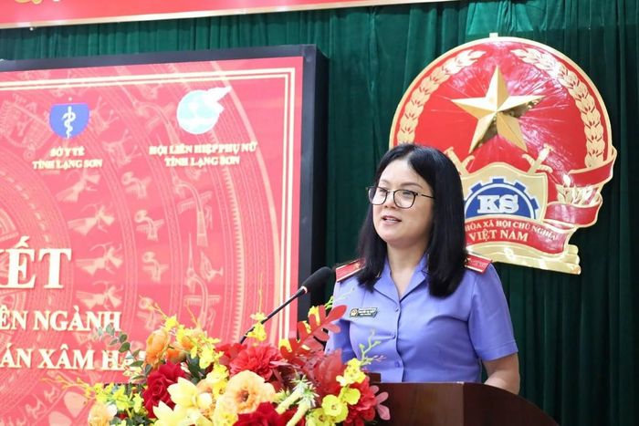 Bà Nguyễn Thị Thủy - Viện trưởng Viện KSND tỉnh Lạng Sơn - phát biểu tại buổi lễ. Ảnh: BLS