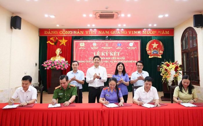 Đại diện các đơn vị tham gia ký kết quy chế phối hợp liên ngành. Ảnh: BLS