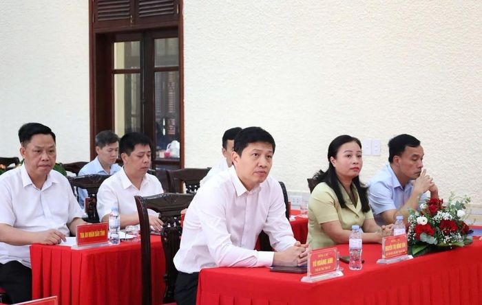 Lãnh đạo Tinh ủy, Hội LHPN tỉnh và Sở Y tế (hàng đầu) tham dự buổi lễ. Ảnh: BLS