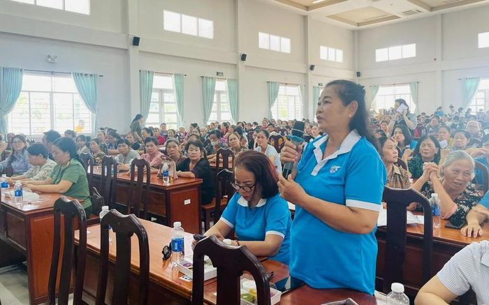 Hội viên phụ nữ trao đổi tại chương trình