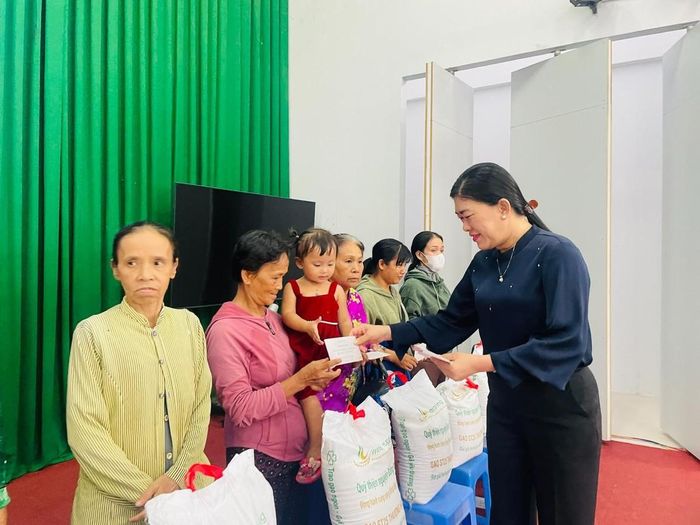 Đồng chí Trần Thị Hằng, Phó Chủ tịch Hội LHPN thành phố Cần Thơ, trao quà cho hội viên, phụ nữ.