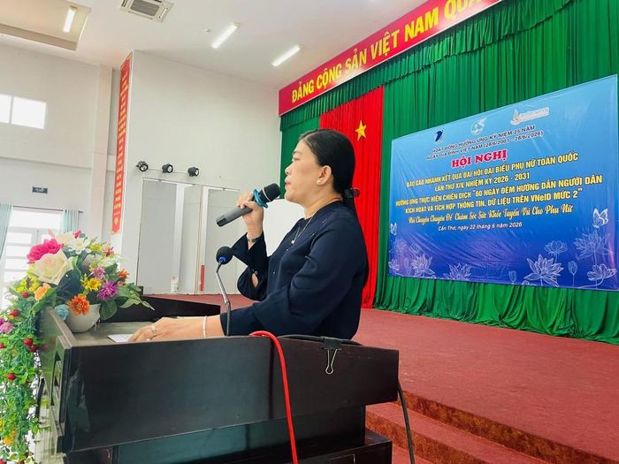 Đồng chí Trần Thị Hằng, Phó Chủ tịch Hội LHPN thành phố Cần Thơ, phát biểu hưởng ứng Ngày gia đình Việt Nam, Tháng hành động quốc gia về phòng chống bạo lực gia đình và báo cáo nhanh kết quả Đại hội đại biểu Phụ nữ toàn quốc lần thứ XIV.