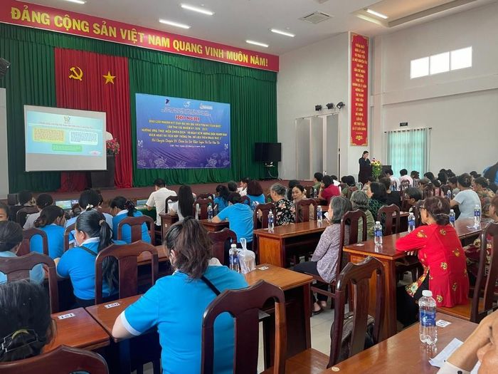 Đồng chí Trần Thị Hằng, Phó Chủ tịch Hội LHPN thành phố Cần Thơ, báo cáo nhanh kết quả Đại hội đại biểu Phụ nữ toàn quốc lần thứ XIV.