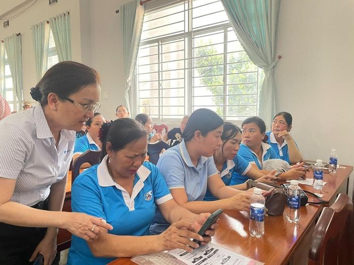 Kỹ thuật viên VNPT Cần Thơ đã hướng dẫn hội viên phụ nữ kích hoạt, tích hợp thông tin dữ liệu trên tài khoản VNeID mức độ 2