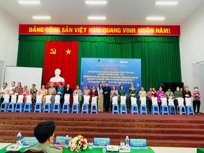 Đồng chí Trần Thị Hằng, Phó Chủ tịch Hội LHPN thành phố Cần Thơ và bà Bùi Thị Anh Thư, giám đốc Văn phòng Đại diện Công ty Winter Spring Foods PTE LTD trao quà cho hội viên, phụ nữ.