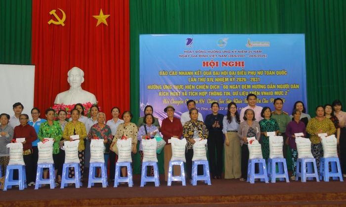 Ban Tổ chức Hội nghị chụp ảnh cùng hội viên, phụ nữ