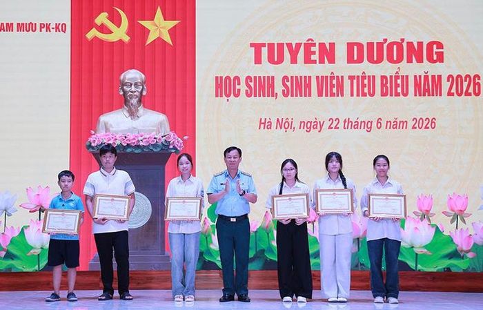 Lãnh đạo Bộ Tham mưu Quân chủng Phòng không - Không quân trao thưởng các học sinh, sinh viên tiêu biểu năm 2026.