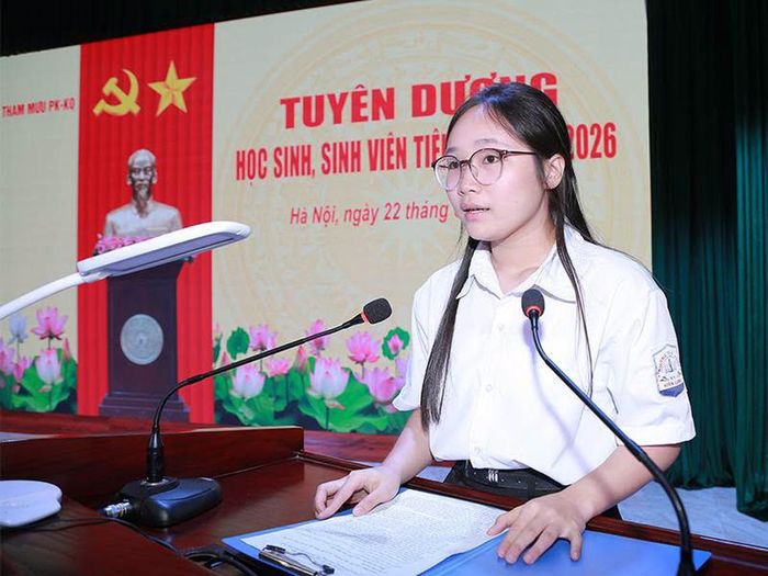 Học sinh tiêu biểu chia sẻ cảm xúc tại chương trình.