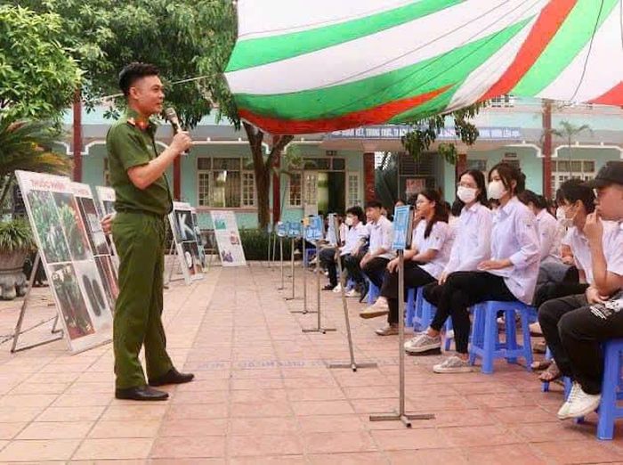 Trường THPT Nguyễn Bình phối hợp các lực lượng Công an trên địa bàn tuyên truyền phòng chống tác hại thuốc lá cho học sinh