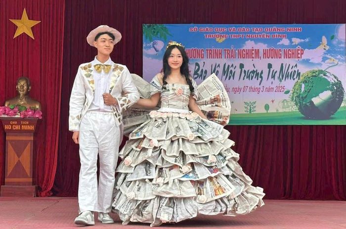 Học sinh Trường THPT Nguyễn Bình trong chương trình tuyên truyền bảo vệ môi trường 