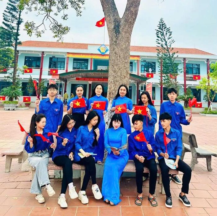 Cô Nguyễn Thị Thúy Toàn, Hiệu trưởng Trường THPT Nguyễn Bình (ngồi giữa) tuyên truyền cho học sinh bảo vệ môi trường sống không khói thuốc