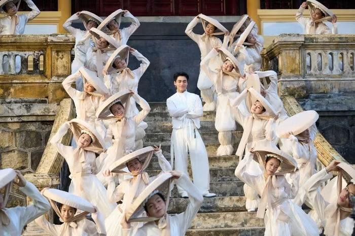 Qua MV "Công Tử Văn Thơ", vẻ đẹp cung đình Huế hiện lên vừa gần gũi vừa mới mẻ với thế hệ khán giả trẻ.