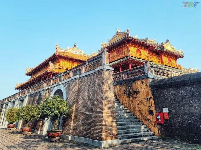 Lối lên Lầu Ngũ Phụng