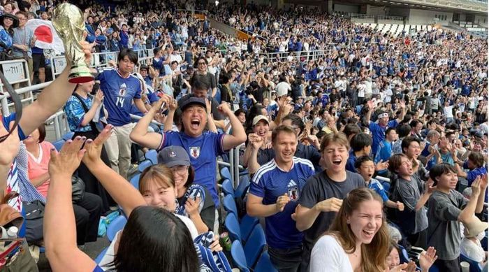 Người hâm mộ bóng đá Nhật Bản reo hò trong một sự kiện xem công khai World Cup ở Yokohama sau khi Nhật Bản ghi bàn vào lưới Tunisia ngày 21.6.2026. Ảnh: Nikkei Asia/ Haruhi Nakayama