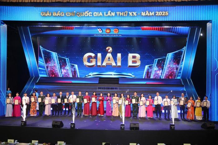 Ban tổ chức trao giải B cho các tác giả đoạt giải. Ảnh: ANHP