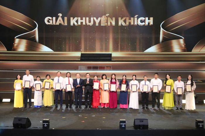 Ban tổ chức trao giải Khuyến khích cho các tác giả đoạt giải. Ảnh: ANHP