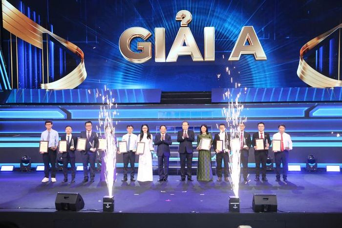 Ban tổ chức trao giải A cho các tác giả đoạt giải. Ảnh: ANHP