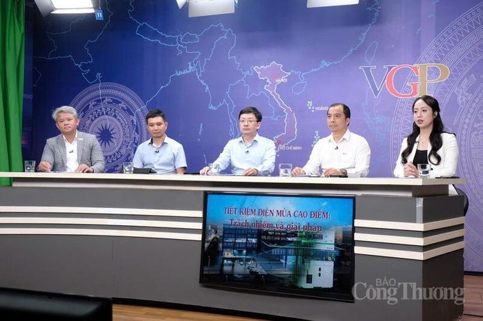Các chuyên gia, khách mời tham gia tọa đàm với chủ đề "Tiết kiệm điện mùa cao điểm: Trách nhiệm và giải pháp". Ảnh: Lê An