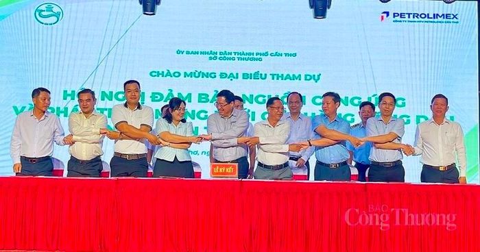 Công ty TNHH MTV Petrolimex Cần Thơ đã ký kết biên bản ghi nhớ phối hợp với UBND các xã, phường nhằm tăng cường kết nối. Ảnh: Khánh Ngọc