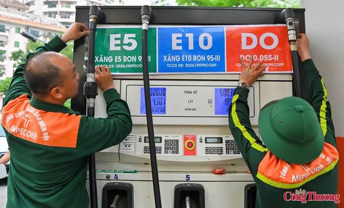 Người tiêu dùng yên tâm sử dụng xăng sinh học E10. Ảnh: Nam Nguyễn