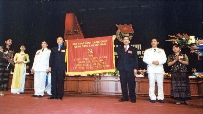 Đại hội Đoàn toàn quốc lần thứ VIII (từ ngày 8 - 11/12/2002). Tổng Bí thư Nông Đức Mạnh trao bức trướng cho Đoàn TNCS Hồ Chí Minh tại Đại hội. Ảnh: Hội Liên hiệp Thanh niên Việt Nam.