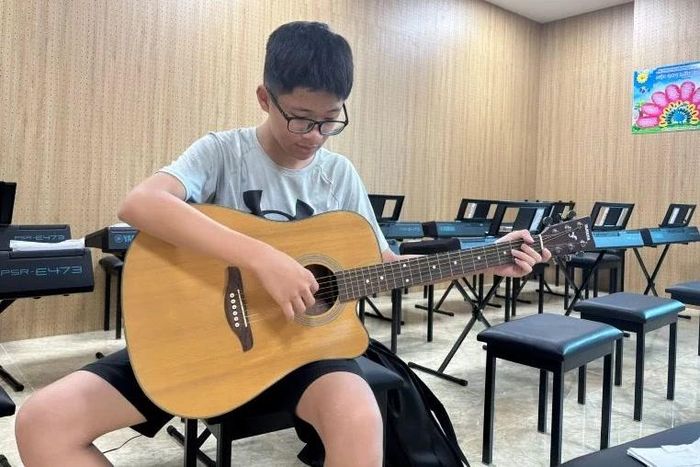 Em Tào Hữu Phước lựa chọn học guitar trong dịp hè để theo đuổi sở thích âm nhạc.