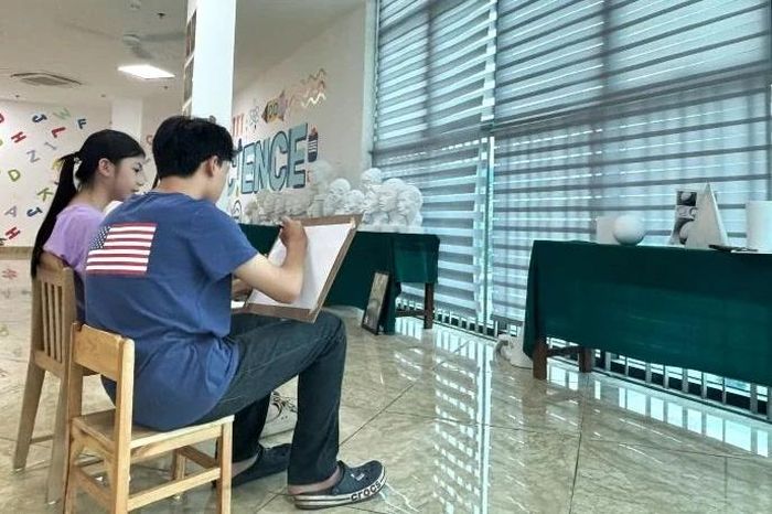 Giữa nhiều lựa chọn giải trí hiện đại, không ít em tìm thấy niềm vui từ những hoạt động tĩnh lặng trong dịp hè.
