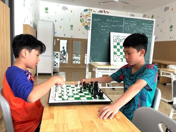 Hè năm nay em Đỗ Xuân Phong (áo xanh) bắt đầu tham gia lớp học với mong muốn nâng cao kỹ năng và phát triển tư duy.