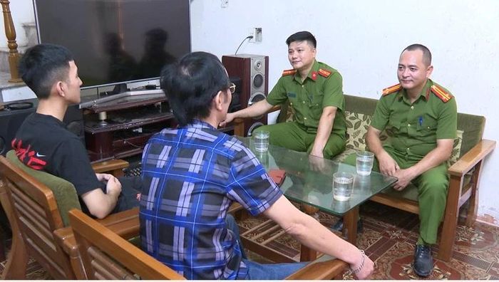 Công an phường Đông Quang phối hợp với gia đình tuyên truyền, giáo dục cho thanh thiếu niên.