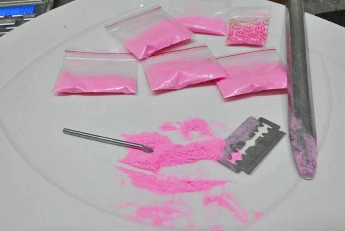 Cocaine màu hồng – một hỗn hợp ma túy có khả năng gây chết người , được ngụy trang dưới một diện mạo bắt mắt, như viên nén, bột, viên nang vô hại để dễ dàng tiếp cận và lôi kéo giới trẻ. Ảnh: AFP.
