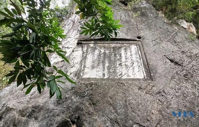 Các tấm bia được trình bày công phu, chạm trổ tinh tế.