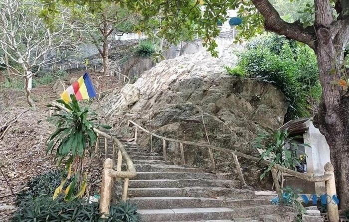 Chùa được xây dựng ở sườn phía Nam núi Vân Lỗi, lối lên chùa là những bậc đá lớn nhỏ khác nhau.