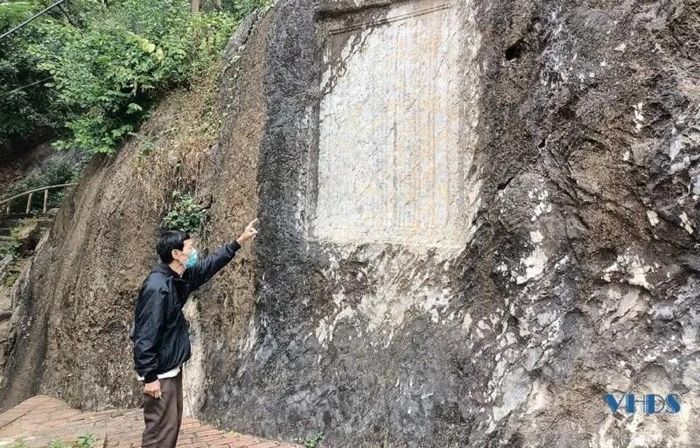 Dấu tích thời đại của ngôi chùa được chứng minh bằng những tấm bia đá còn lại ở đây. Đó là tấm bia thời Trần, niên hiệu Thiệu Khánh thứ 3 (1372) của Phạm Sư Mạnh; tấm bia khắc bài thơ của Thanh Đô Vương Trịnh Tráng (1650); tấm bia thời Cảnh Hưng và hai tấm bia khác...