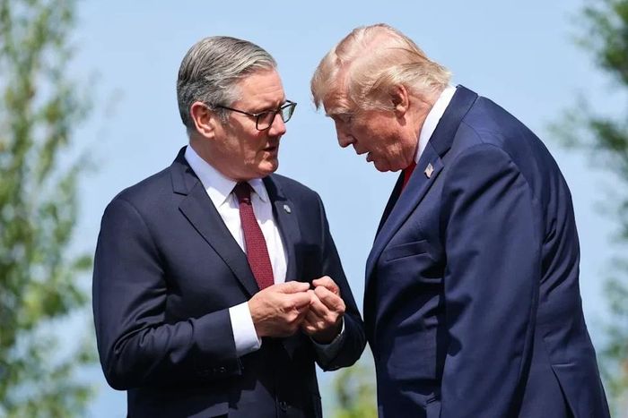 Thủ tướng Anh Keir Starmer và Tổng thống Mỹ Donald Trump chụp ảnh lưu niệm trong hội nghị thượng đỉnh G7 tại Evian, miền đông nước Pháp, ngày 16 tháng 6 năm 2026. Ảnh: Yahoo