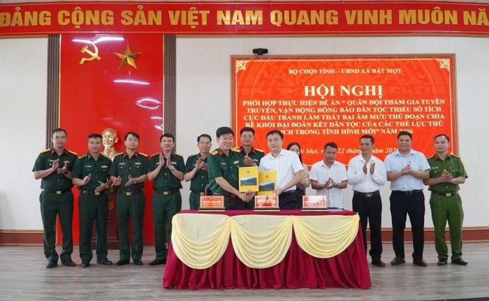 Đại diện lãnh đạo Bộ CHQS tỉnh và UBND xã Bát Mọt trao quy chế phối hợp thực hiện Đề án.