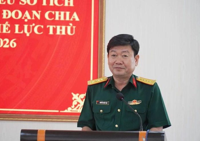 Đại tá Nguyễn Xuân Toàn, Phó Chính ủy Bộ CHQS tỉnh phát biểu tại hội nghị.