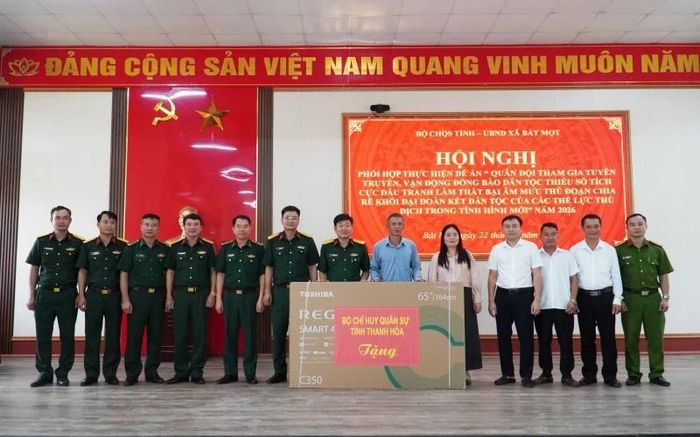 Bộ CHQS tỉnh tặng quà cho thôn Khẹo, xã Bát Mọt.