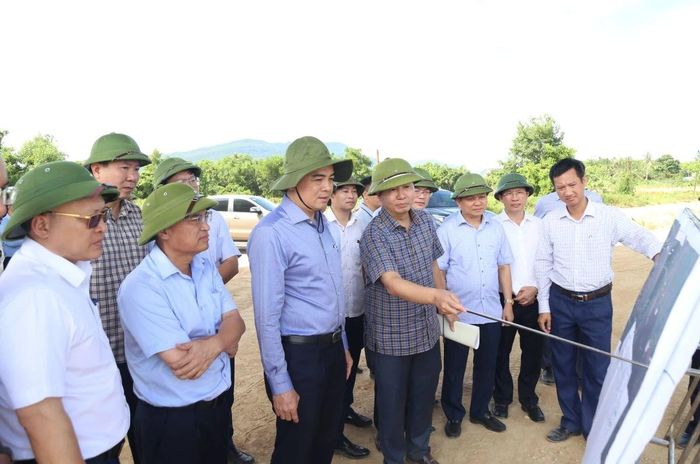 Chủ tịch UBND tỉnh Nguyễn Hoài Anh cùng đoàn công tác kiểm tra Dự án Đường nối cao tốc Bắc - Nam, Quốc lộ 1A đi Cảng Nghi Sơn.