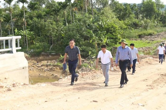 Chủ tịch UBND tỉnh Nguyễn Hoài Anh kiểm tra tiến độ thi công Dự án xây dựng cầu Ngọc Lẫm 2, xã Trường Giang, huyện Nông Cống (cũ).