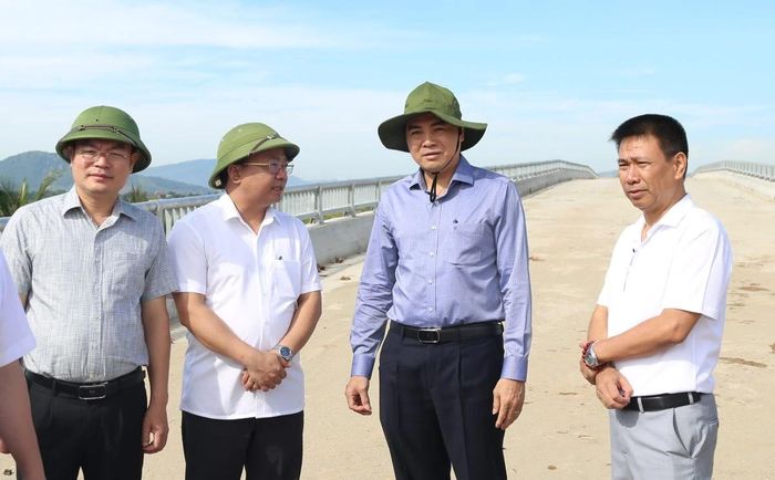 Chủ tịch UBND tỉnh Nguyễn Hoài Anh kiểm tra tiến độ thi công Dự án xây dựng cầu Ngọc Lẫm 2, xã Trường Giang, huyện Nông Cống (cũ).