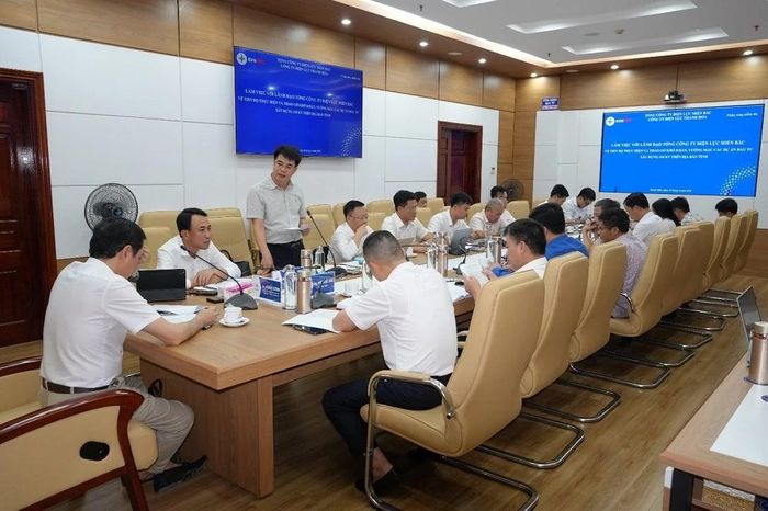 EVNNPC làm việc với Công ty Điện lực Thanh Hóa và các đơn vị liên quan về việc triển khai các dự án lưới điện trên địa bàn tỉnh.