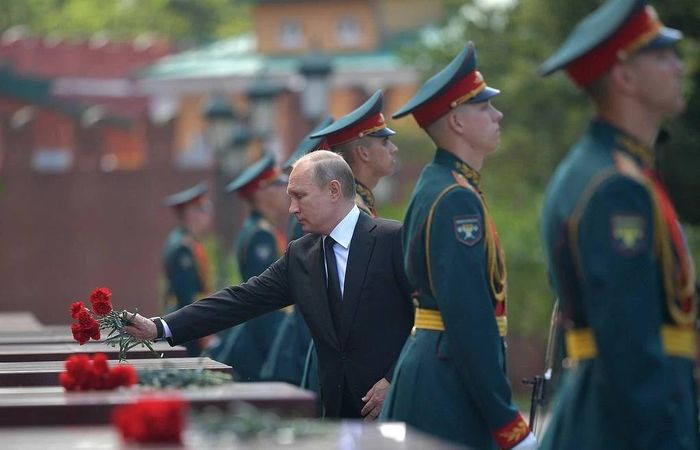 Tổng thống Nga Vladimir Putin dự lễ đặt vòng hoa tại Mộ Chiến sĩ Vô danh ở Vườn Alexander. Ảnh: Tass