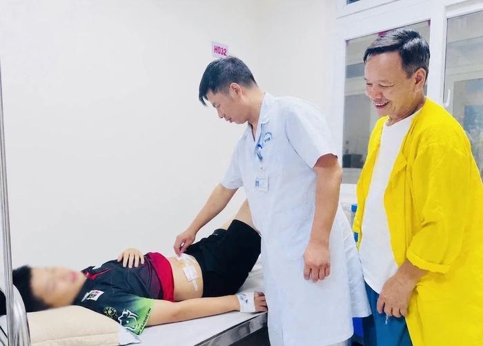 Bác sĩ thăm khám cho bệnh nhân sau phẫu thuật.