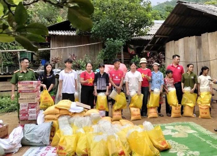 Tại chương trình, đoàn đã trao tặng các phần quà cho 41 hộ gia đình có hoàn cảnh khó khăn và trẻ em nghèo tại bản Ma Hác; 4 đèn năng lượng mặt trời để thắp sáng các tuyến đường trong bản.