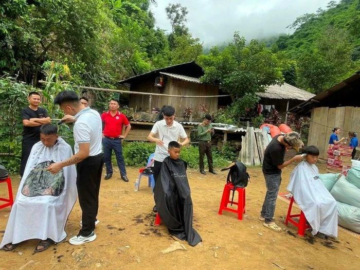 Dịp này, đoàn thiện nguyện còn tổ chức cắt tóc miễn phí cho người dân và các em nhỏ.