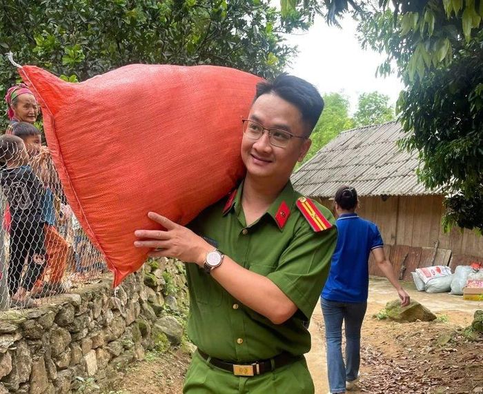 Những phần quà là vật dụng, nhu yếu phẩm cần thiết được các đơn vị tình nguyện vận chuyển đến bản Ma Hác để trao tận tay cho người dân.