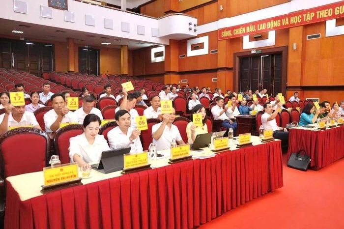 Đại biểu HĐND xã Lưu Vệ biểu quyết thông qua nghị quyết kỳ họp.