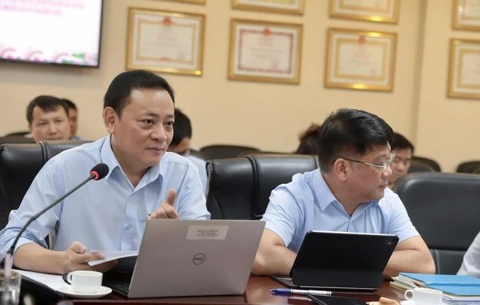 Thành viên đoàn khảo sát trao đổi, làm rõ những khó khăn, vướng mắc trong quá trình triển khai chính sách.