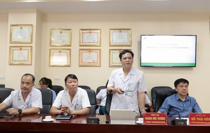 Giám đốc Bệnh viện Đa khoa tỉnh Hoàng Hữu Trường báo cáo tại buổi làm việc.